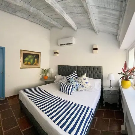Blue House - Beachfront Luxury House With 8 Bedrooms Holiday home *