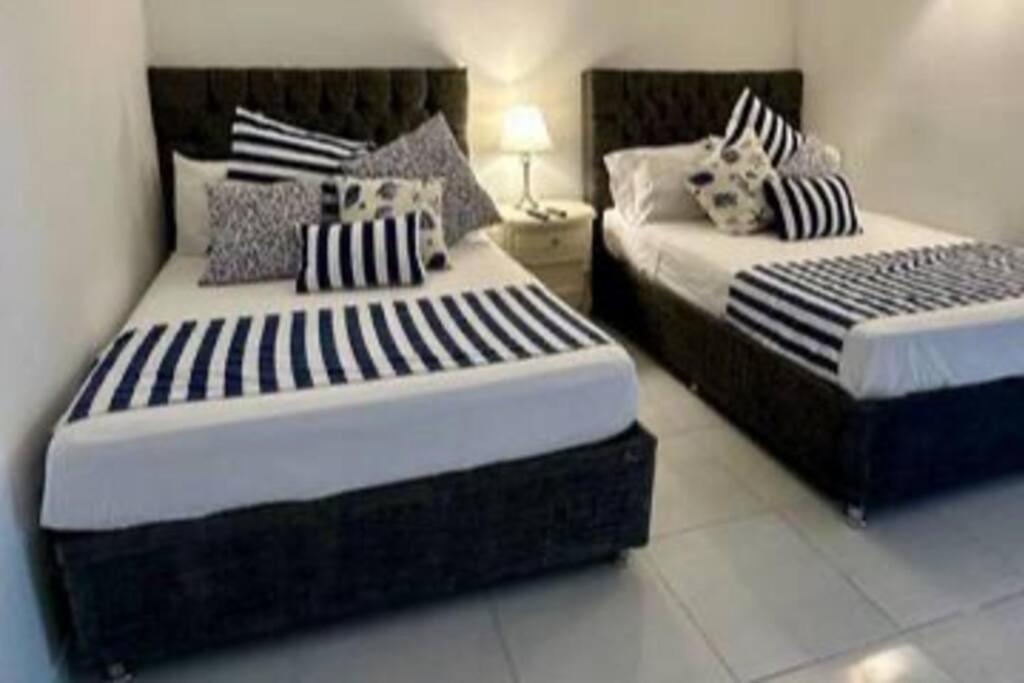 Casa de férias Blue House - Beachfront Luxury House With 8 Bedrooms *