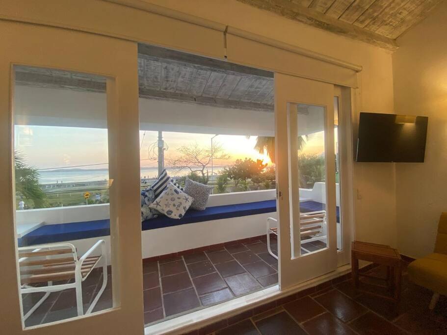 Casa de férias Blue House - Beachfront Luxury House With 8 Bedrooms