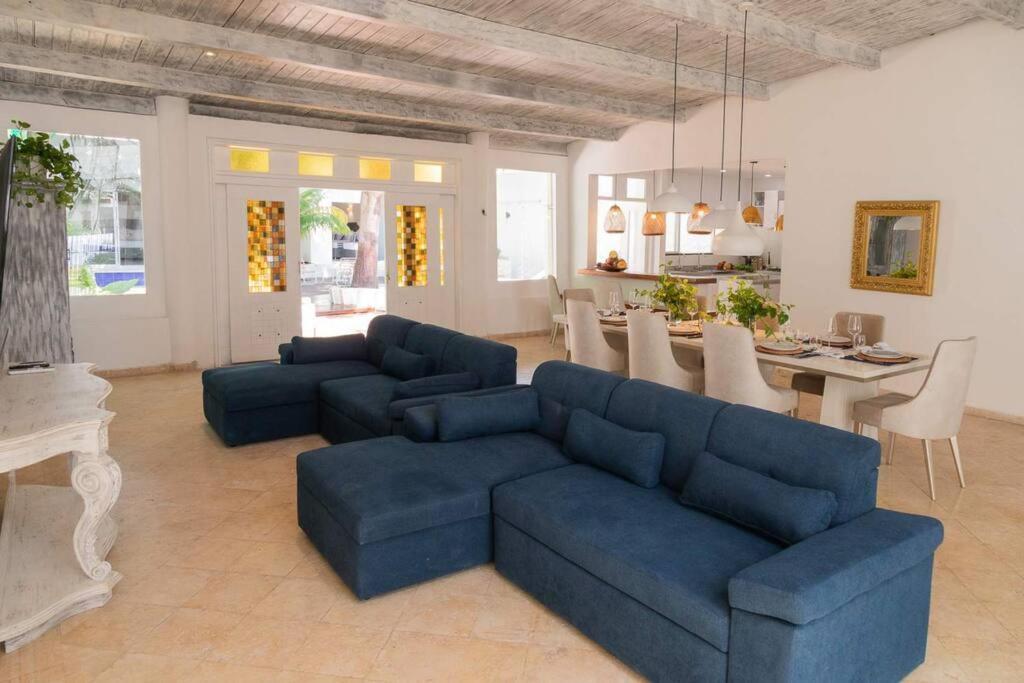 Casa de férias Blue House - Beachfront Luxury House With 8 Bedrooms *