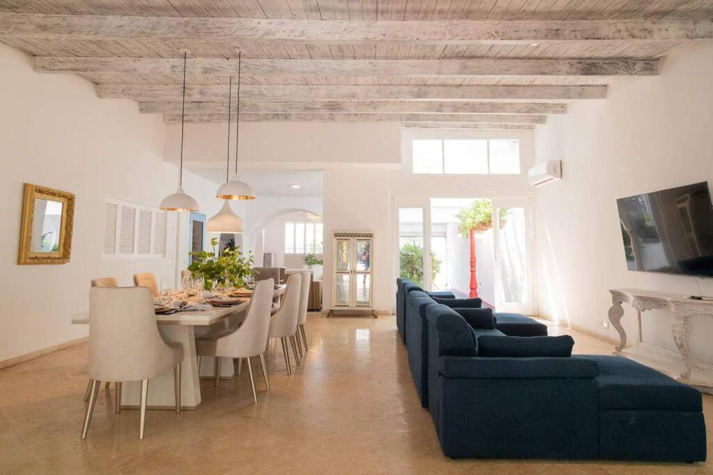 Casa de férias Blue House - Beachfront Luxury House With 8 Bedrooms *