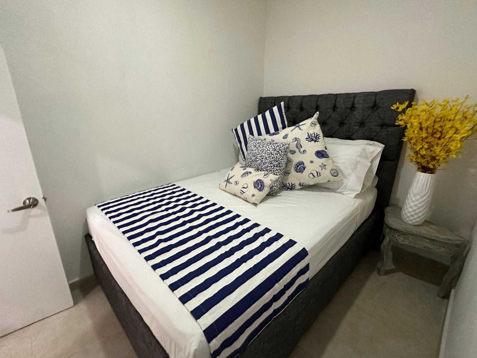 Casa de férias Blue House - Beachfront Luxury House With 8 Bedrooms