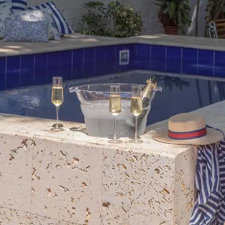 Сasa de vacaciones Blue House - Beachfront Luxury House With 8 Bedrooms *