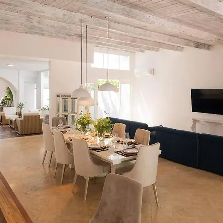Blue House - Beachfront Luxury House With 8 Bedrooms *