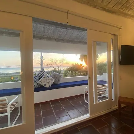 Сasa de vacaciones Blue House - Beachfront Luxury House With 8 Bedrooms