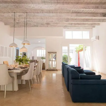 Сasa de vacaciones Blue House - Beachfront Luxury House With 8 Bedrooms *