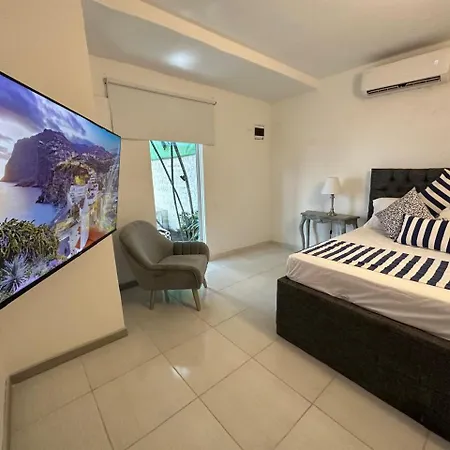 Blue House - Beachfront Luxury House With 8 Bedrooms Сasa de vacaciones